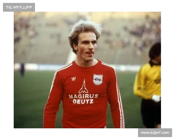 如何辨别鲁梅尼格在拜仁的具体位置和职责分工